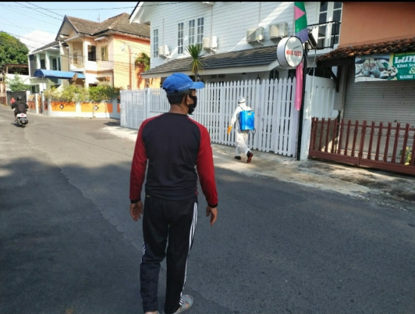 Spraying di Leles RT 2 RW 18 Padukuhan Ngringin